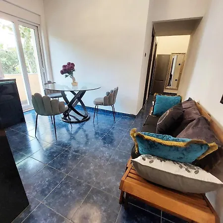 Mini Palais - Beachfront, 5 Min Center, Terrace Apartament Split