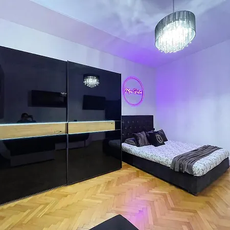 Mini Palais - Beachfront, 5 Min Center, Terrace Apartament Split