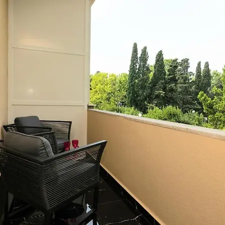 Mini Palais - Beachfront, 5 Min Center, Terrace Apartament Split