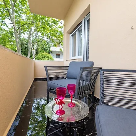 Mini Palais - Beachfront, 5 Min Center, Terrace * Split