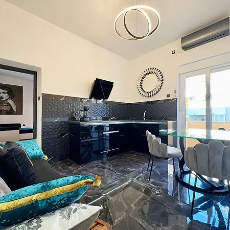 Mini Palais - Beachfront, 5 Min Center 아파트